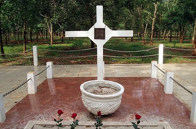 Vung Tau Uzun Bronz Haç